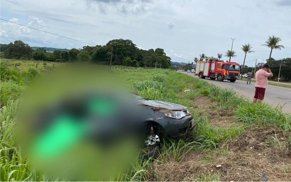 acidente-fatal-na-go-0703A-motorista-e-passageira-morrem-apos-colisao-e-capotamento