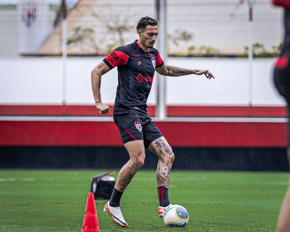 atletico-go-avalia-proposta-de-emprestimo-de-derek-para-clube-japones