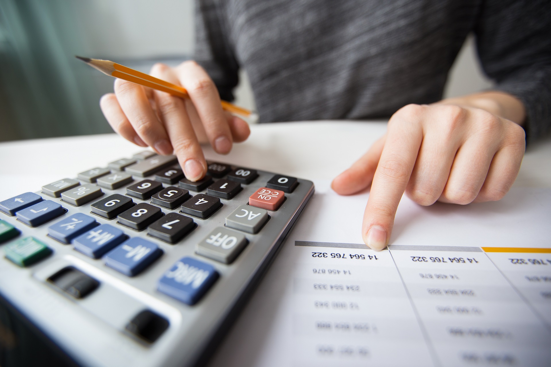calculadora-impostos-investimentos-freepik.jpg