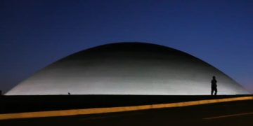 Energia elétrica offshore tem incentivo ao carvão e custo de R$ 595 bilhões