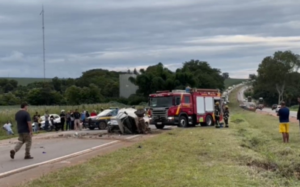 engavetamento-na-br-060-deixa-seis-feridos2C-incluindo-duas-criancas2C-em-goias