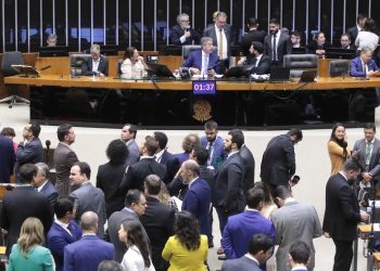 Câmara aprova PEC de corte de gastos em primeiro turno