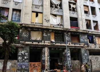 Prédio onde vivem mais de 100 famílias é desocupado no Rio
