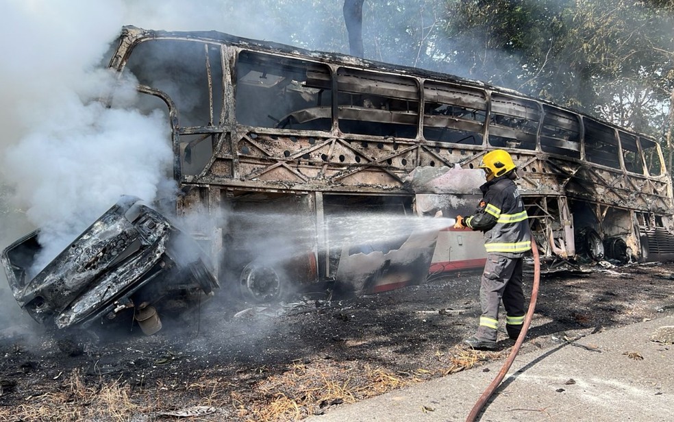 tres-mortos-em-acidente-na-br-0202C-em-formosa3A-colisao-entre-carros-e-onibus-resulta-em-fatalidades