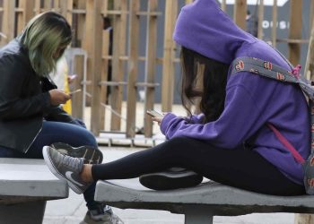 Saiba como redes de ensino que proíbem celulares aplicam as regras