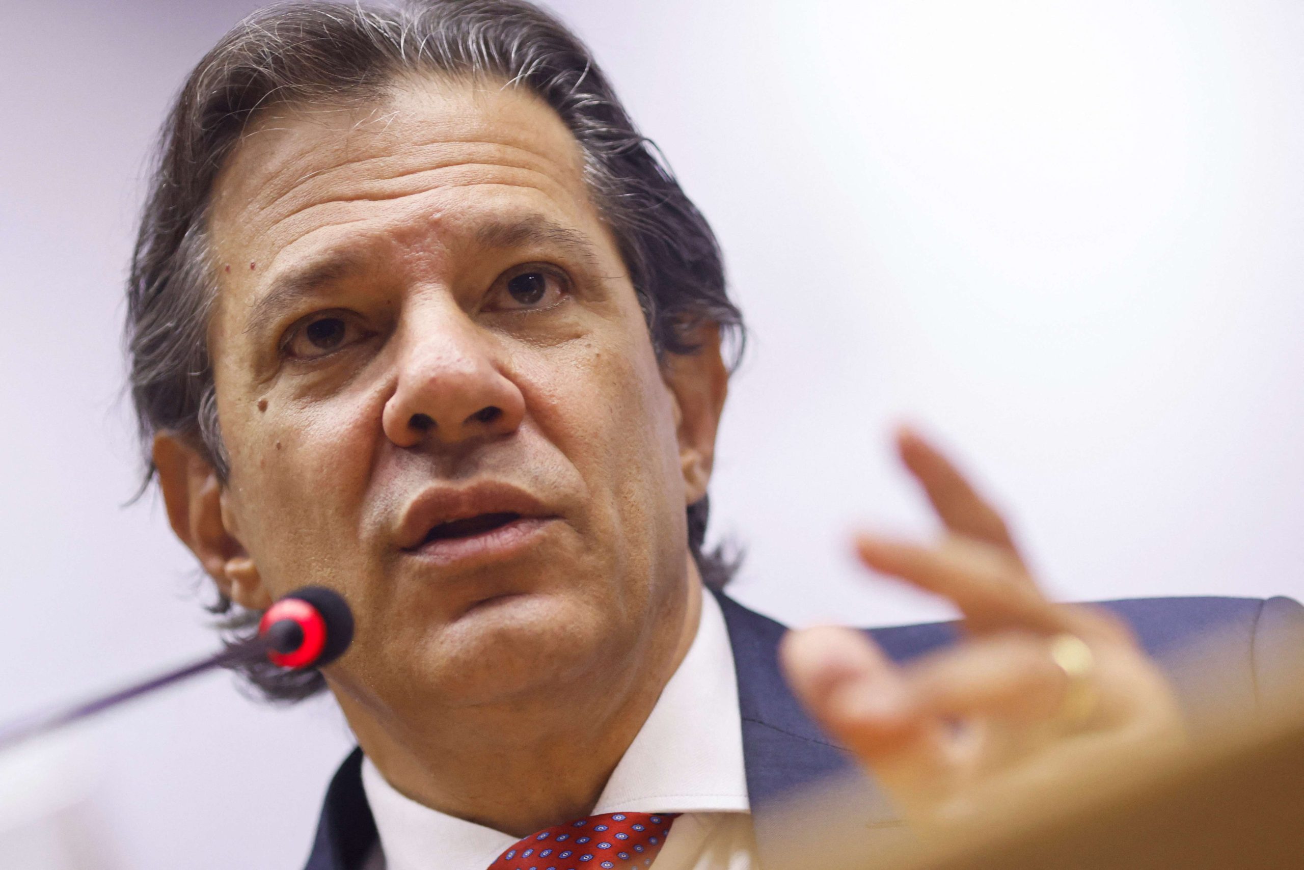 2024-04-10T150837Z_1_LYNXNPEK390PG_RTROPTP_4_MACRO-HADDAD-REFORMA-TRIBUTARIA.jpg