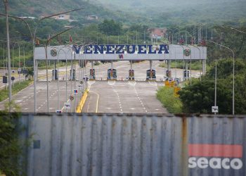 Maduro fecha fronteira com a Colômbia e amplia tensão com a oposição