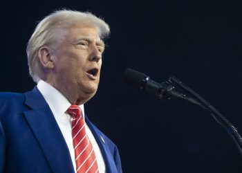 Trump prepara mudança em sanções sobre petróleo para facilitar acordo com Rússia