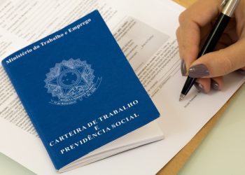 Brasil tem desemprego de 6,2% no trimestre até dezembro; média do ano fica em 6,6%