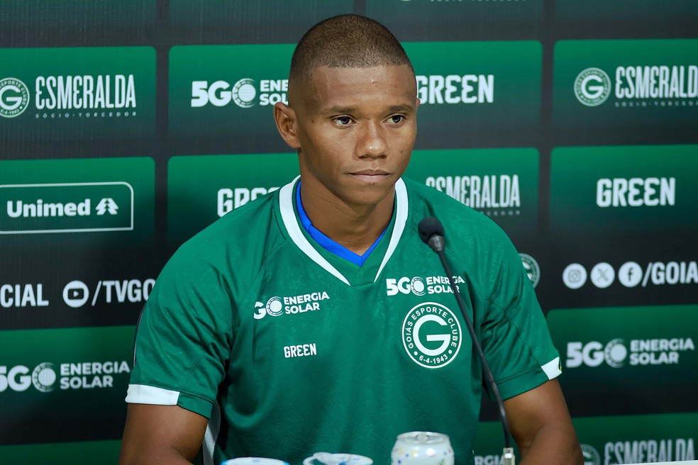 volante-juninho-celebra-acerto-com-goias-e-retorno-ao-futebol-de-goiania