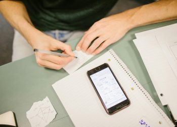 Celulares em sala de aula: proibição vai solucionar problemas?