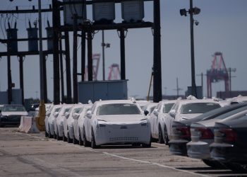 Trump anuncia novas tarifas sobre automóveis previstas para 2 de abril