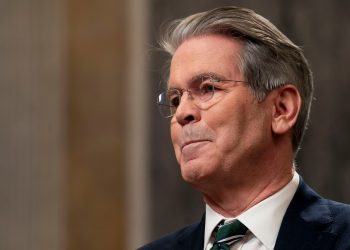 Bessent diz que EUA estão “longe” de aumentar vendas de dívida de longo prazo