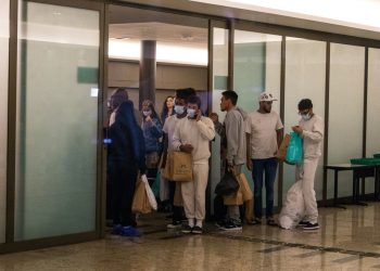 Avião da FAB com brasileiros deportados pelos EUA pousa em Confins (MG)