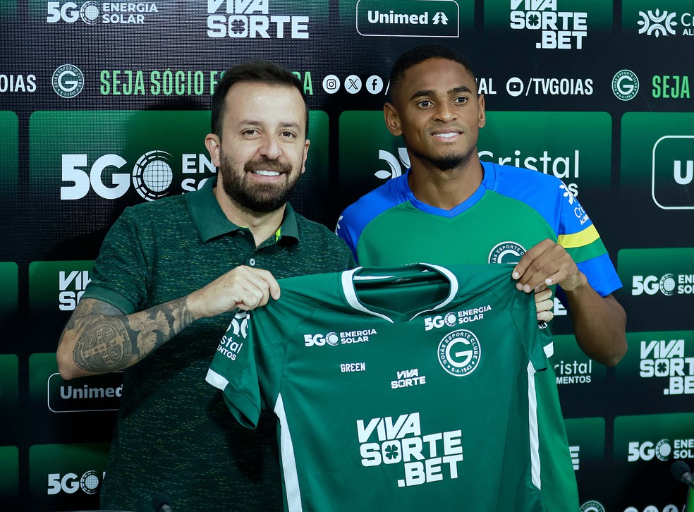 atacante-jaja-e-apresentado-como-reforco-do-goias-para-reta-final-do-campeonato-goiano