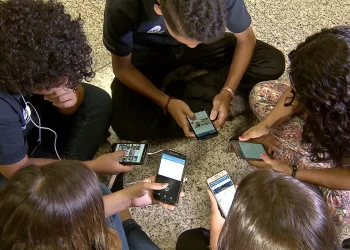 Volta às aulas sem celular: saiba como vai funcionar a nova lei