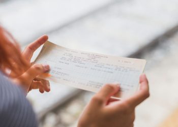 Quem ainda usa cheque? Meio de pagamento vira lenda com queda de 95% em 30 anos