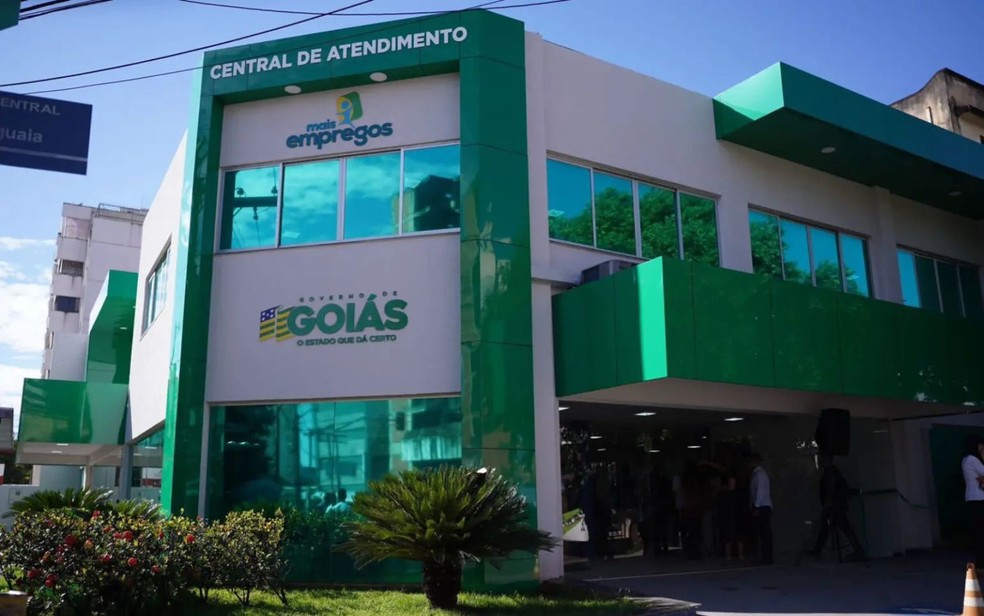 mutirao-de-emprego-em-goiania3A-oportunidades-com-salarios-de-ate-r24-62C5-mil