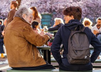 Millennials e Geração Z vão herdar US$ 84 tri até 2045; modo de investir vai mudar