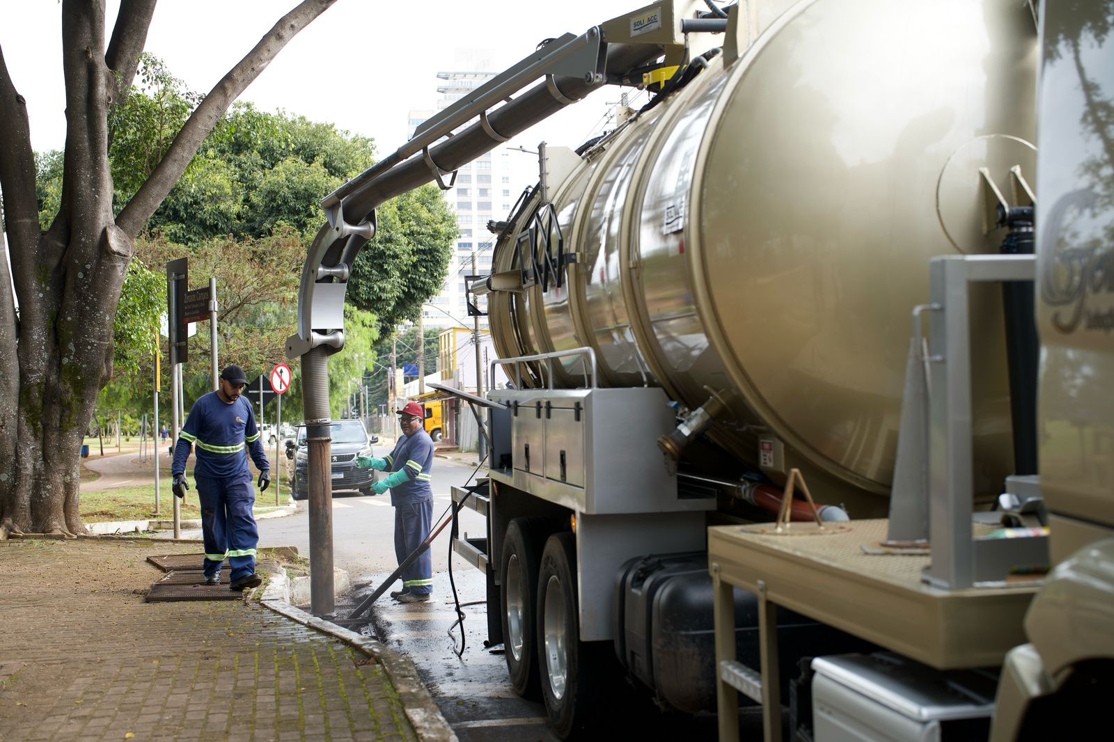 prefeitura-de-anapolis-reforca-combate-a-dengue-com-caminhoes-hidrojato