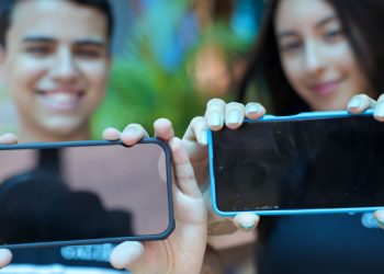 Proibição de celular na escola é bem-vinda, mas não é suficiente