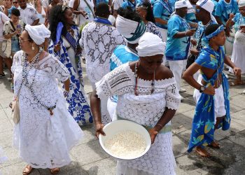 Milhares de fiéis celebram Dia de Iemanjá em cerimônias no Rio