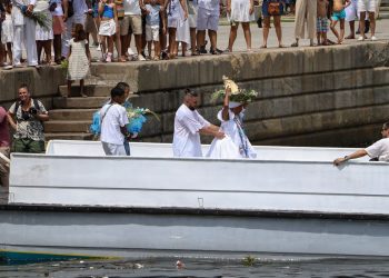 Milhares de fiéis celebram Dia de Iemanjá em cerimônias no Rio