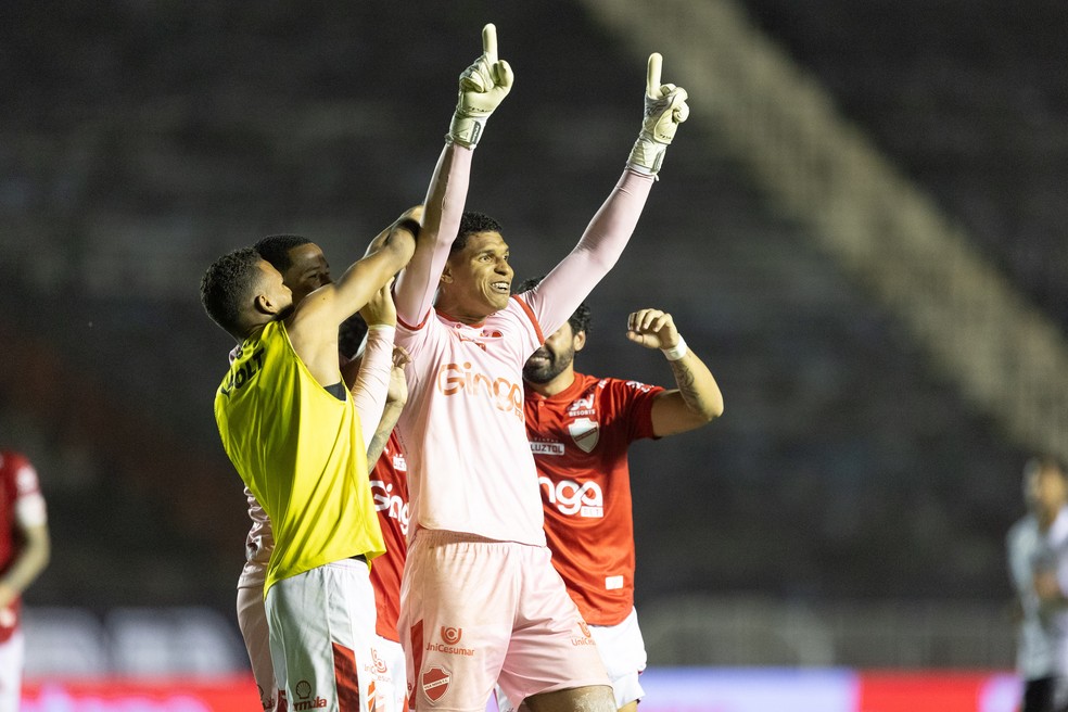 SP - LIMEIRA - 27/02/2025 - COPA DO BRASIL 2025, INTER DE LIMEIRA X VILA NOVA-GO - Jogadores do Vila Nova-GO comemoram vitoria apos a partida contra o Inter de Limeira no estadio Major Levy Sobrinho pelo campeonato Copa Do Brasil 2025. Foto: Diogo Reis/AGIF