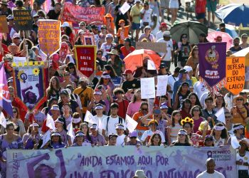 Mulheres do DF marcham por políticas públicas e contra o feminicídio
