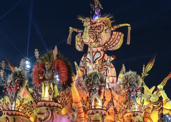 Água, fogo e fumaça marcam desfiles do 1º dia do grupo especial