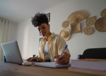 Como investir em renda fixa, ações e fundos imobiliários com a Selic a 14,25%? 