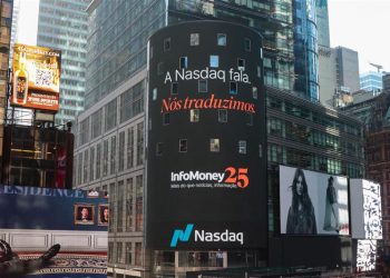 InfoMoney lança campanha comemorativa de 25 anos com exibição em telão da Nasdaq