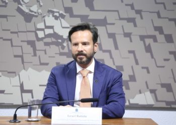 Conselho Nacional de Educação destaca autonomia de escolas para implementar lei que restringe celular em sala – Notícias