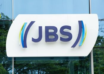 JBS dá grande passo para listagem nos EUA e ação dispara: no que ficar de olho agora?