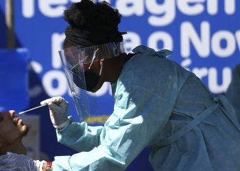 Chegada da covid-19, há cinco anos, é tema do Caminhos da Reportagem