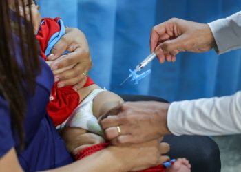 Vacinação nas escolas: crianças são imunizadas e atualizam caderneta