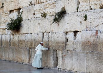 Baixa representação de Israel no funeral do papa segue declínio nas relações