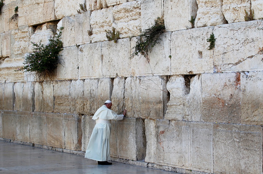 2025-04-23T184017Z_1_LYNXMPEL3M11T_RTROPTP_4_POPE-FRANCIS-ISRAEL_d7d480.jpg