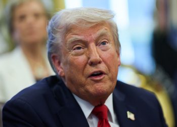 Trump firma 4 vezes mais decretos do que há 8 anos nos 100 dias iniciais