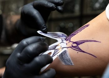 Ter tatuagem pode aumentar o risco de câncer? Veja o que a ciência diz