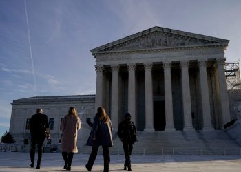 Suprema Corte apoia Trump, por enquanto, nas demissões de funcionários públicos