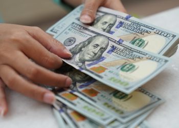 Dólar recua para mínima de 6 meses frente a moedas fortes após China retaliar de novo