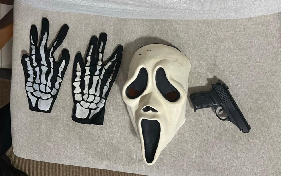 adolescente-apreendido-em-goias-com-arma-de-brinquedo-e-mascara-do-panico-participava-de-grupo-de-odio-online