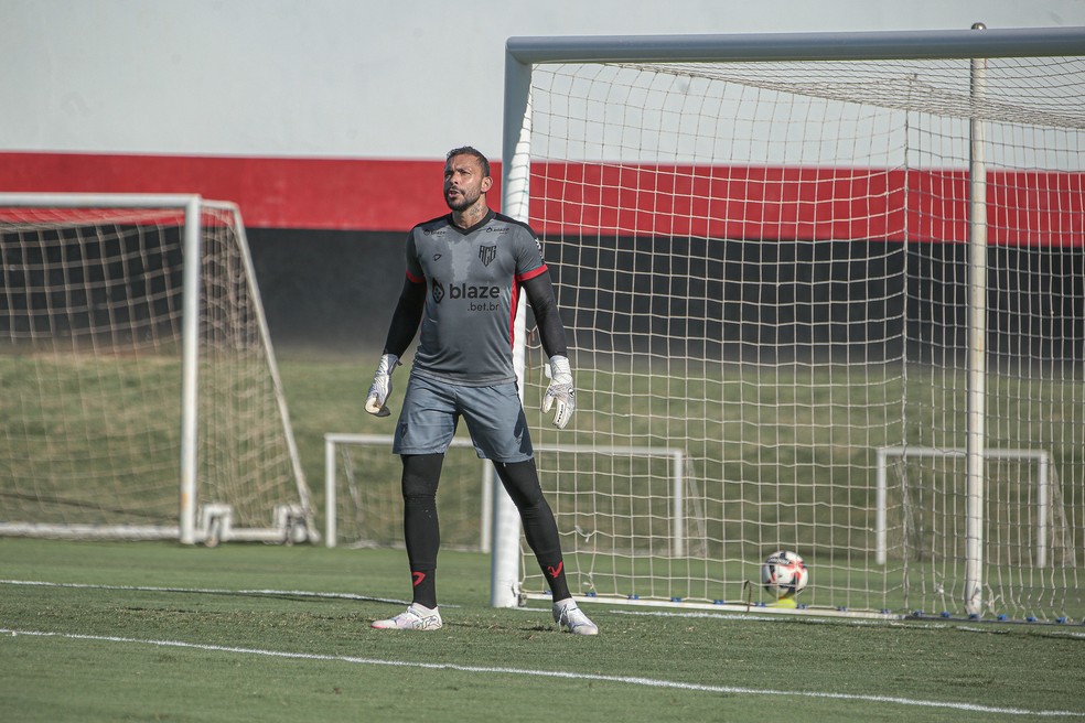 atletico-go-se-prepara-para-estreia-na-serie-b-com-possivel-titularidade-de-vladimir