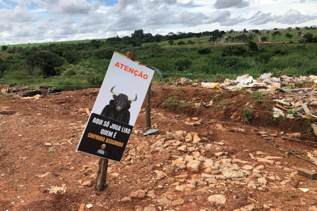 combate-ao-descarte-irregular-de-lixo3A-placa-provocativa-em-anapolis-gera-resultado-positivo-na-conscientizacao-ambiental