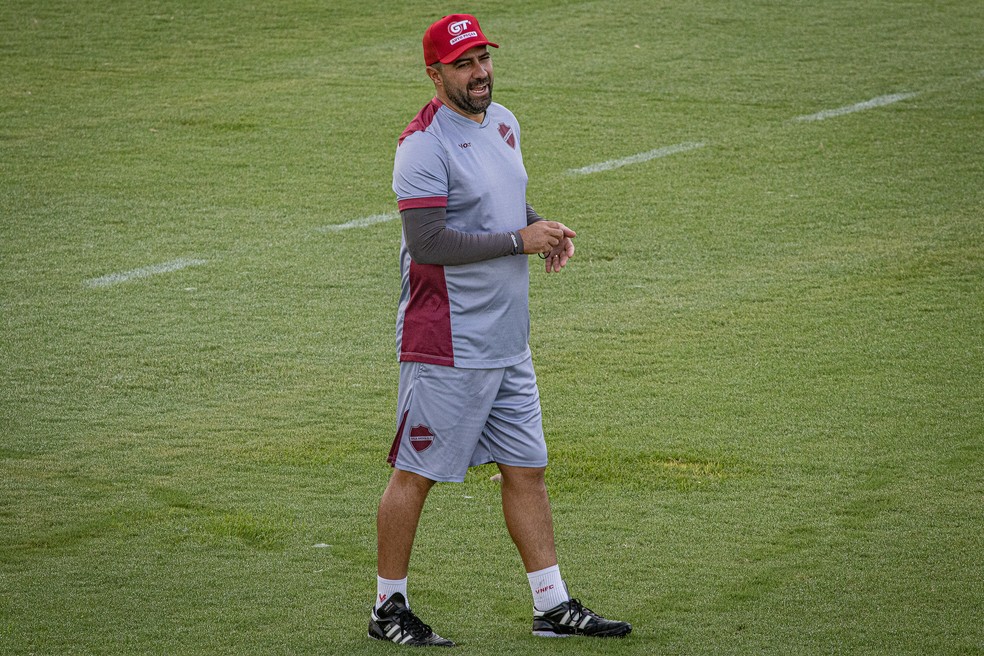 de-nova-busca-segunda-vitoria-seguida-com-nivel-de-concentracao-alto-contra-a-chapecoense-na-serie-b