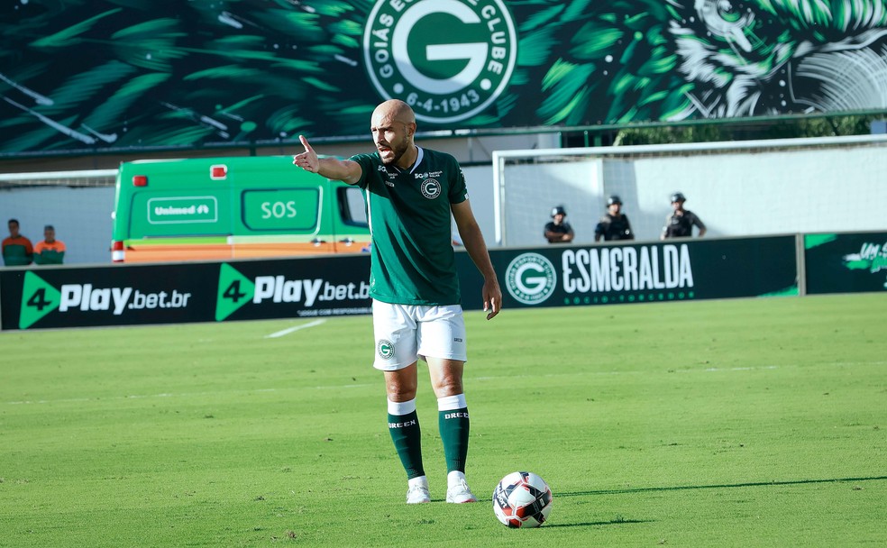 goias-rescinde-contrato-com-meia-regis-apos-falta-de-rendimento3A-jogador-de-32-anos-esta-fora-do-clube