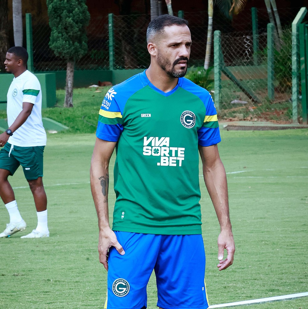 goias-volta-suas-atencoes-para-o-botafogo-sp-na-busca-pelo-acesso-a-serie-a3B-anselmo-ramon-esta-de-volta