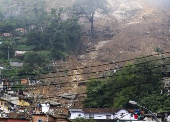 Chuvas causam estragos no Rio e colocam o litoral em alerta máximo para deslizamentos