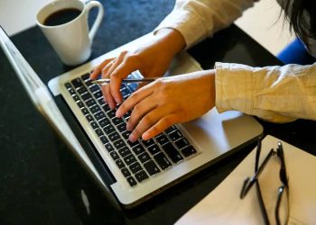 Só 10% das empresas têm líderes GenZ; desafio é superar preconceito e desinteresse